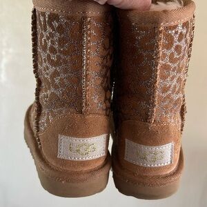 Girls UGG boots size 7 (toddler) Beige w/glitter gently used, in great condition